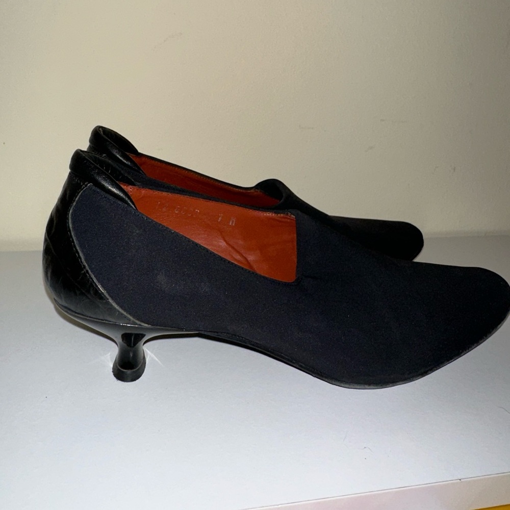 Black kitten heel, closed toed kitten heel, Donald Pliner Couture Kitten Heel